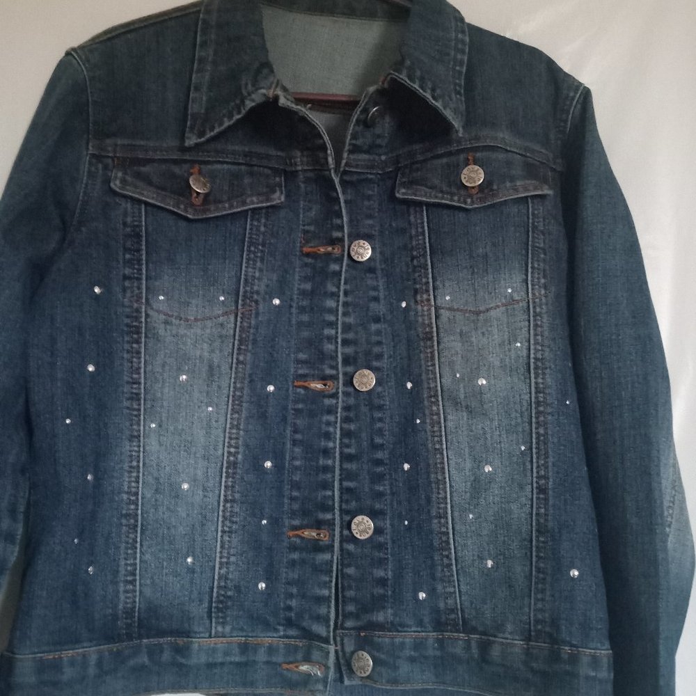 WOMEN'S BLUE DENIM JEAN JACKET.